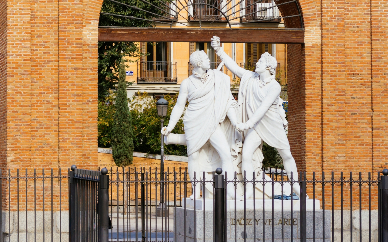 En la Plaza del Dos de Mayo, en Malasaña, recordaremos sucesos históricos.