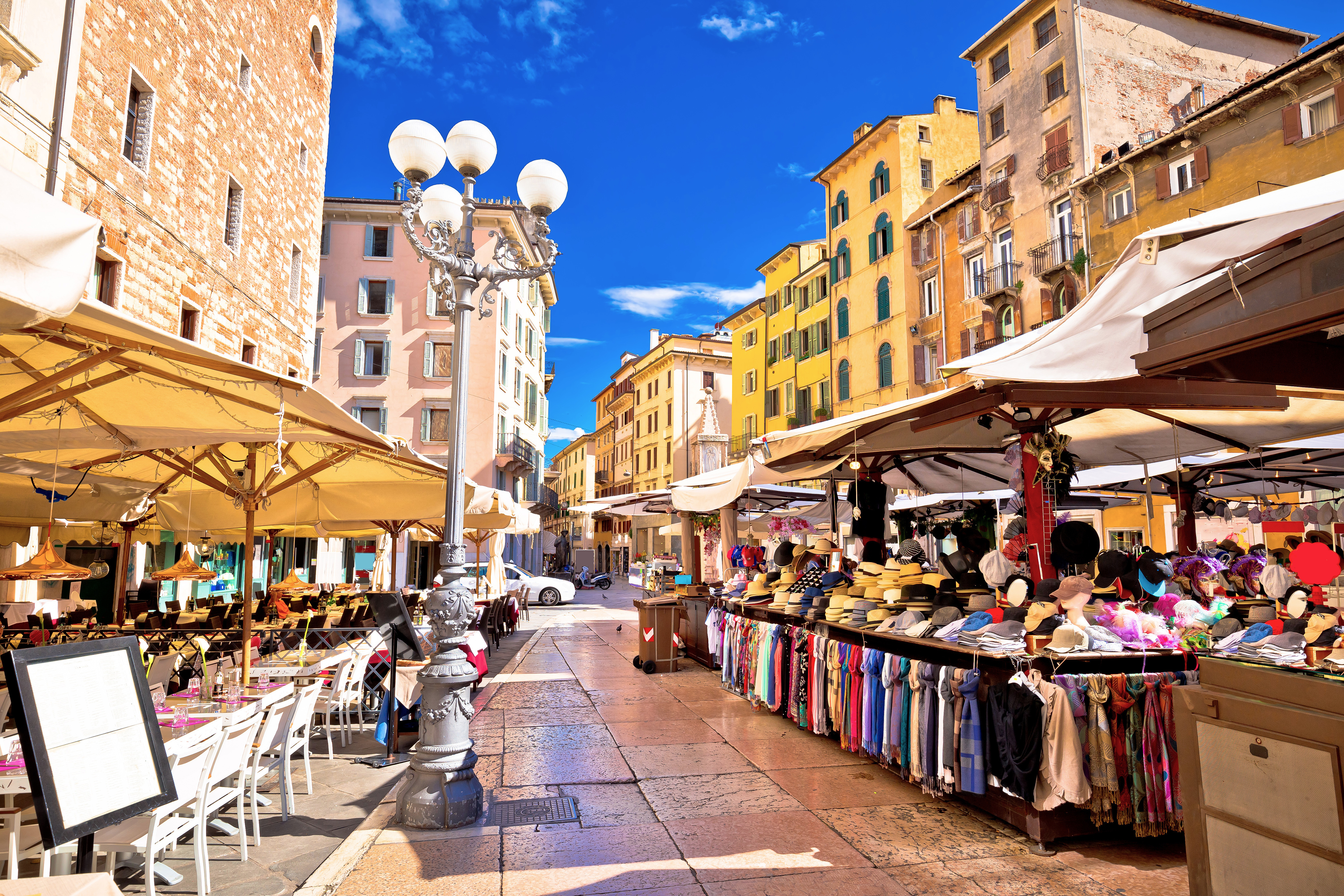 La Piazza delle Erbe, repleta de puestos, colores y restaurantes.