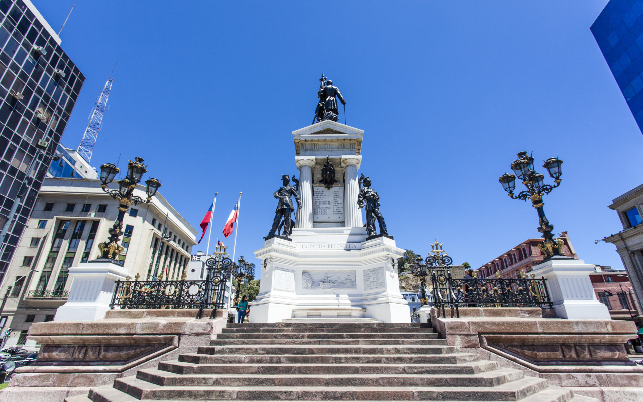 Plaza Sotomayor, con el Monumento a los Héroes de Iquique, otro de los puntos visitados en este free tour por Valparaíso.