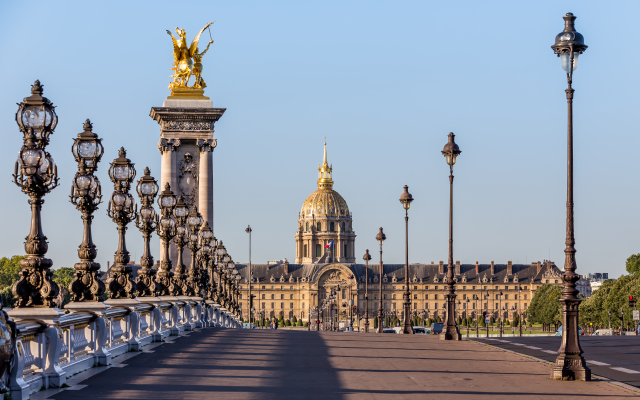 Puente de Alexander III que atraviesa el río Sena de París.