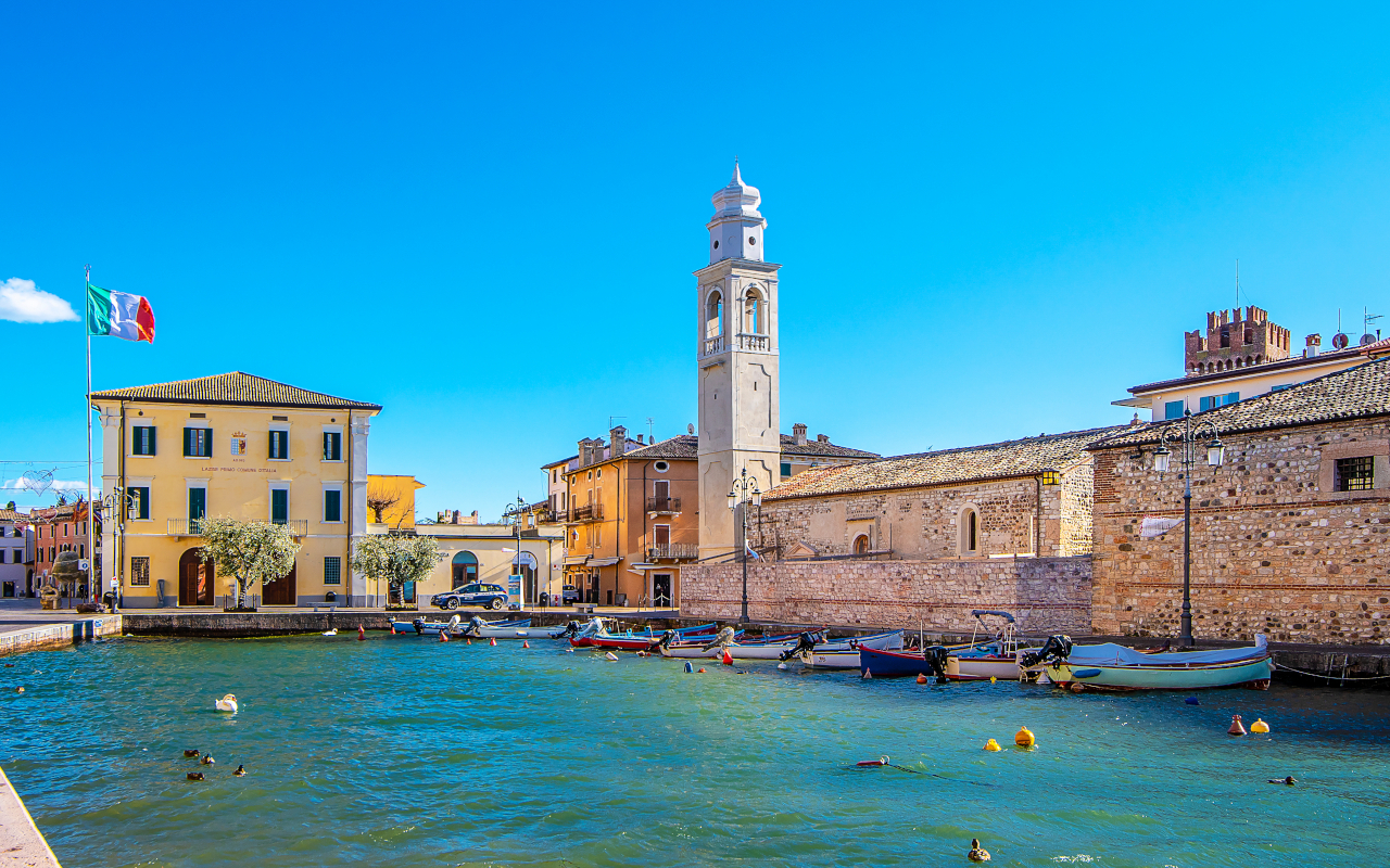 Durante el tiempo libre, puedes pasear por el puerto de Lazise.