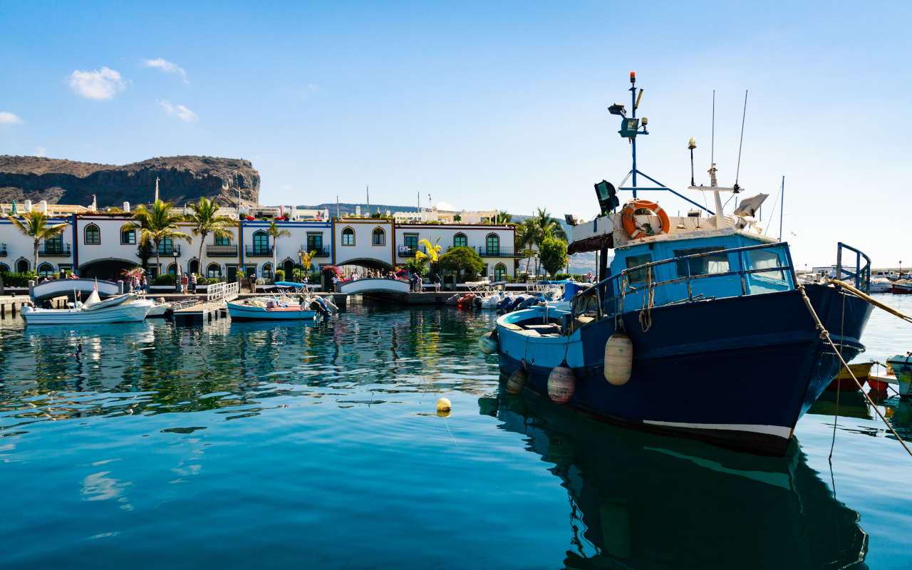 Embarcaciones en el puerto de Mogán, una estampa preciosa en la conocida como la Pequeña Venecia.