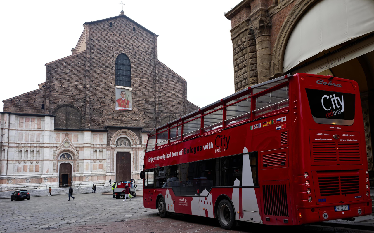 City red bus de Bolonia, el autobús turístico que recorre la ciudad.