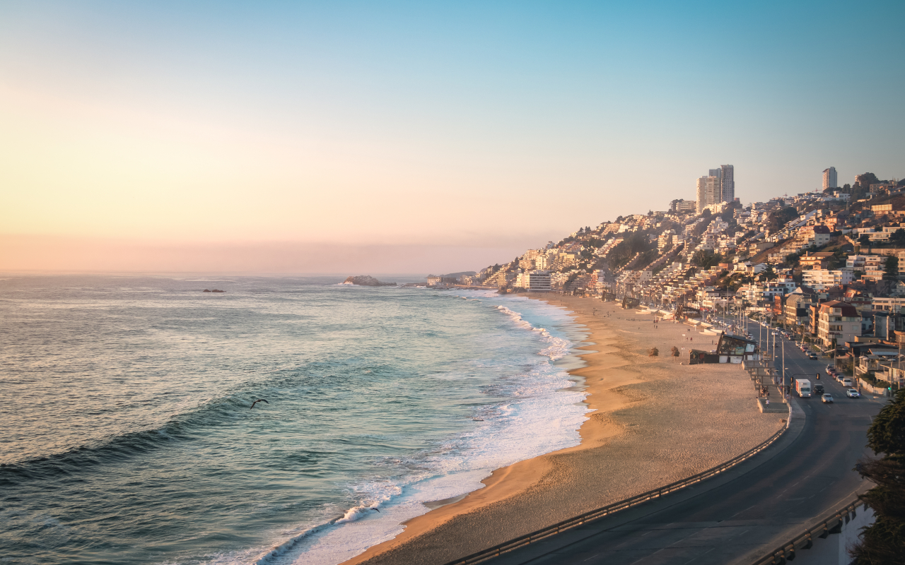 La Playa de Reñaca al atardecer, donde pararemos como última parada de nuestra excursión.