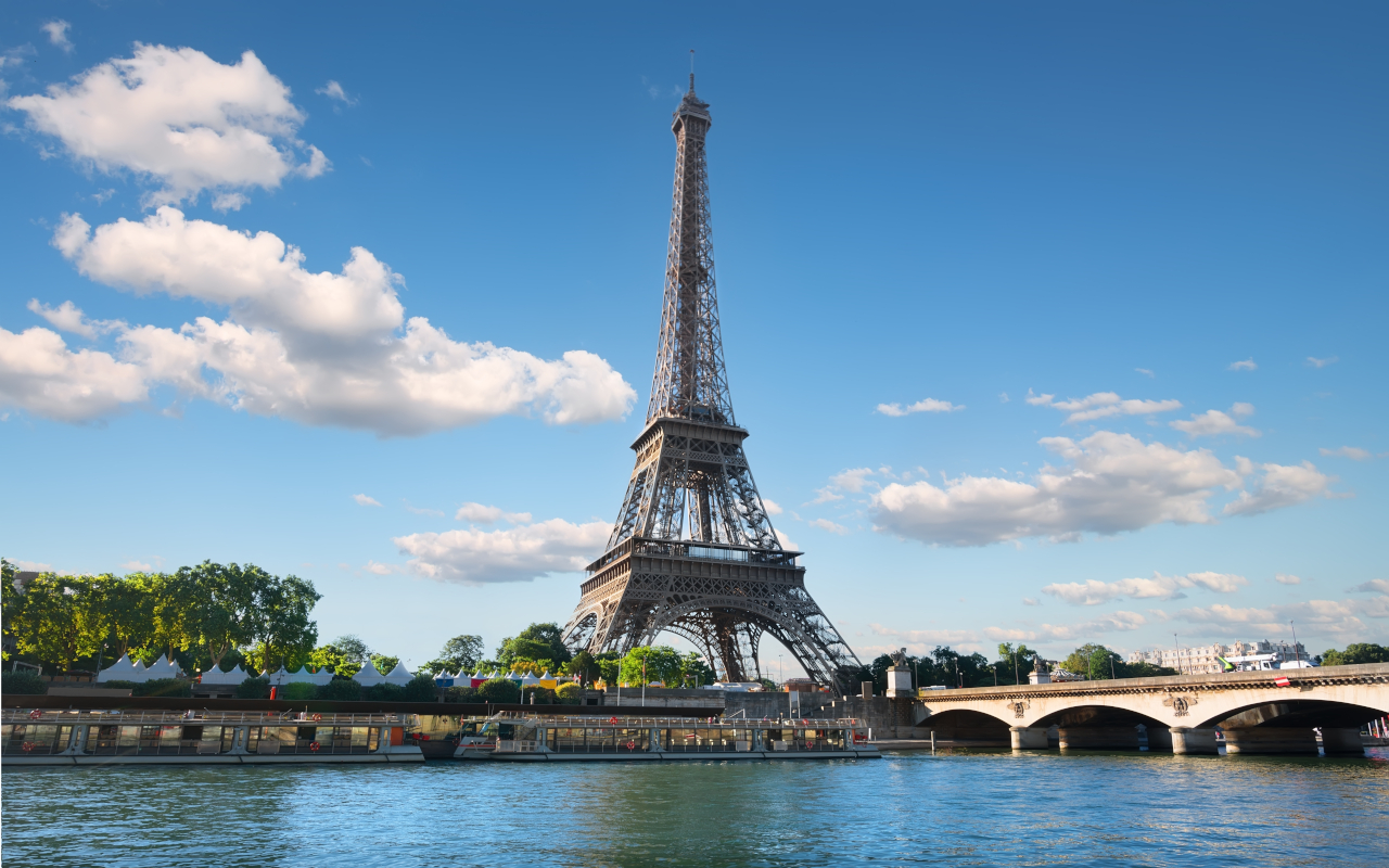 Torre Eiffel junto al río Sena en París.