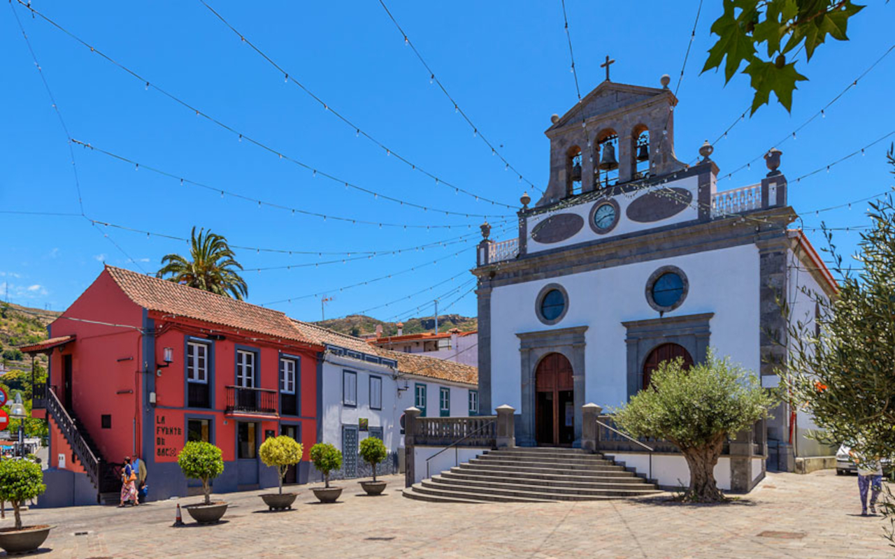 Plaza central de San Mateo, en un día soleado.