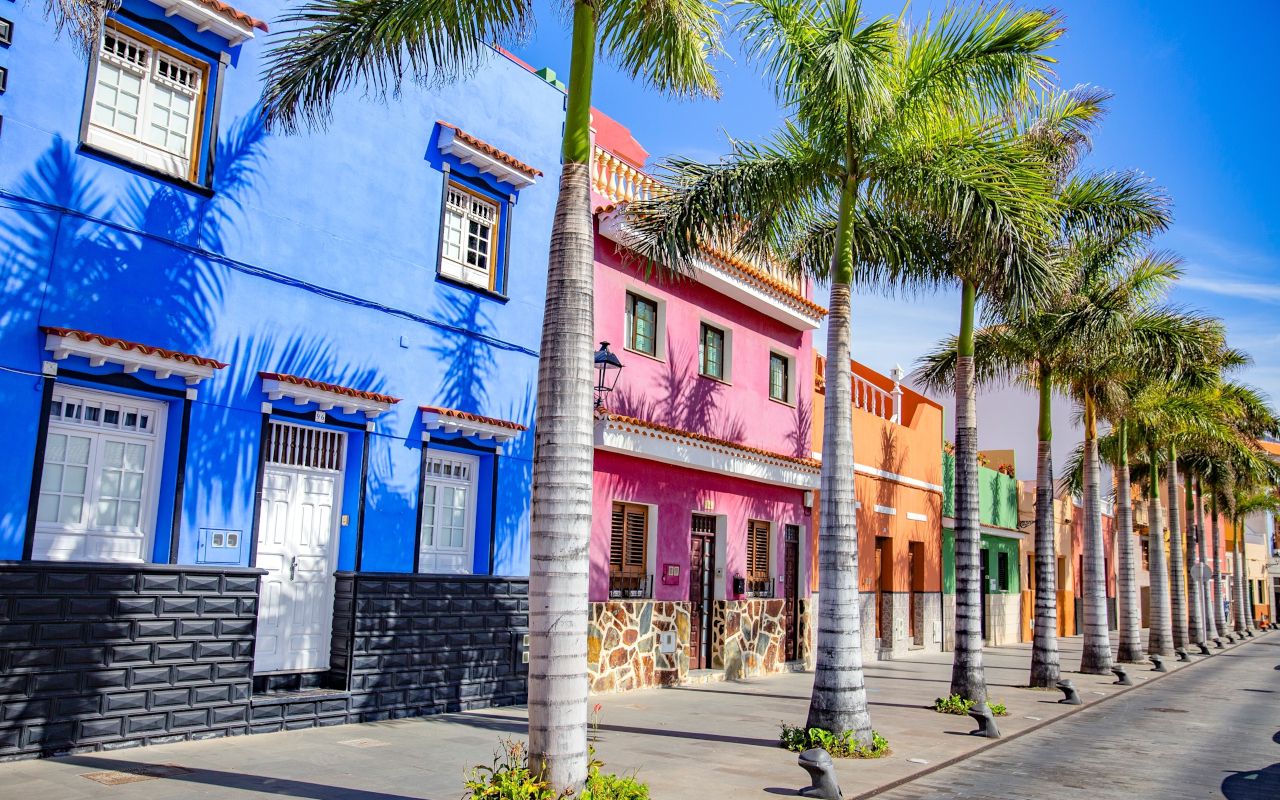 Casas coloniales de colores en el centro histórico de Santa Cruz de Tenerife.