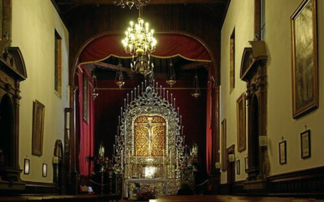 Interior del Santuario en el que persiste la leyenda de la imagen venerada del Cristo.