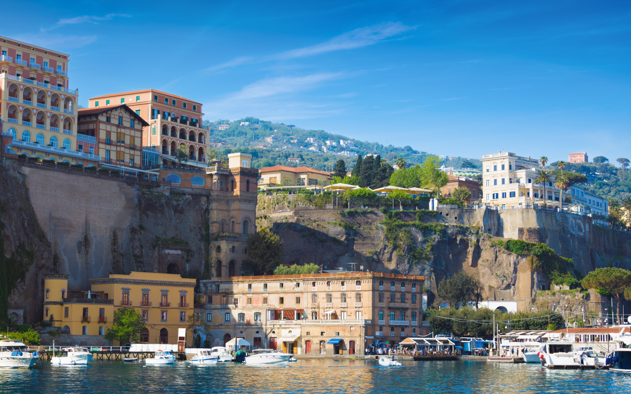 La ciudad de Sorrento, otra de las paradas de la excursión desde Nápoles.