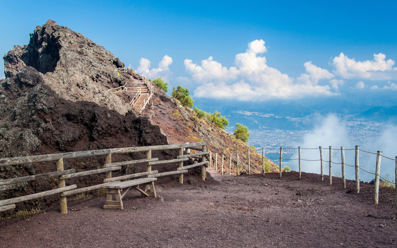 Sendero que sube al cráter del Vesubio, la opción para los más aventureros en esta excursión a Pompeya desde Nápoles.