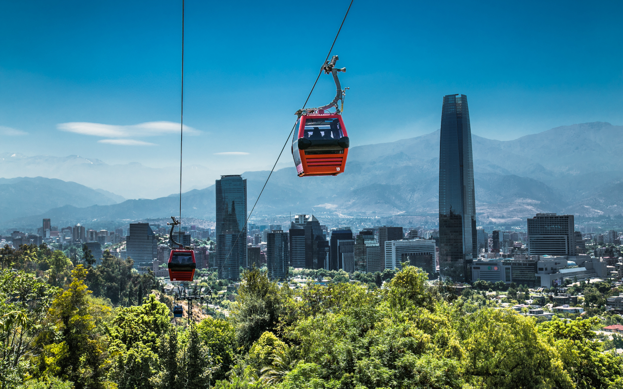 Subiremos en el teleférico para llegar al Cerro San Cristóbal.