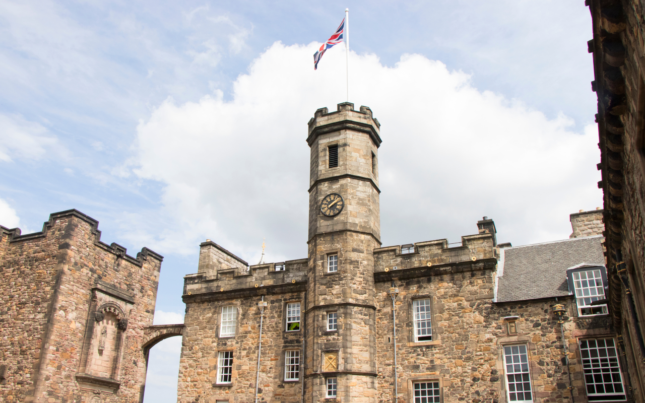Torre y edificio en el interior, una de las vistas de esta visita guiada al castillo de Edimburgo.