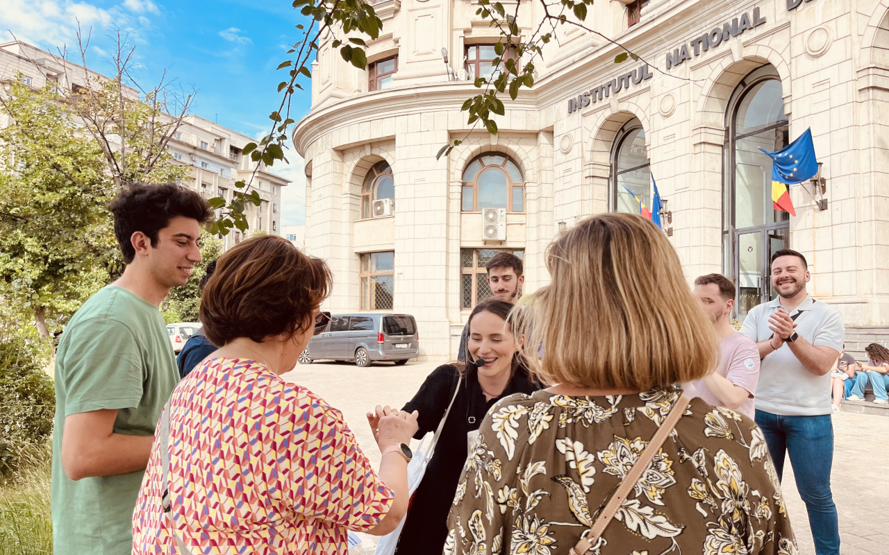 Grupo de participantes en el tour de Bucarest comunista y entradas al Museo del Comunismo