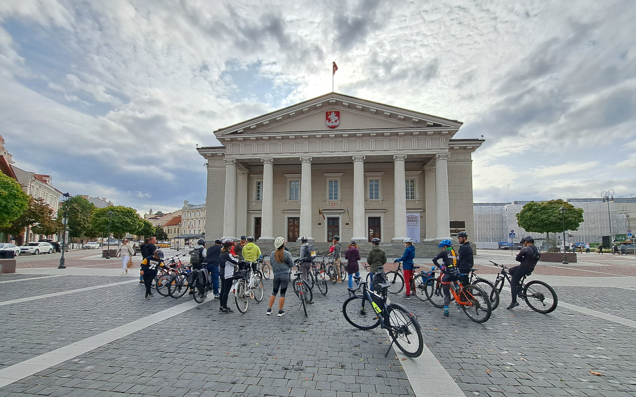 Ayuntamiento de Vilna, explicado por el guía de esta ruta sobre ruedas en Vilna.