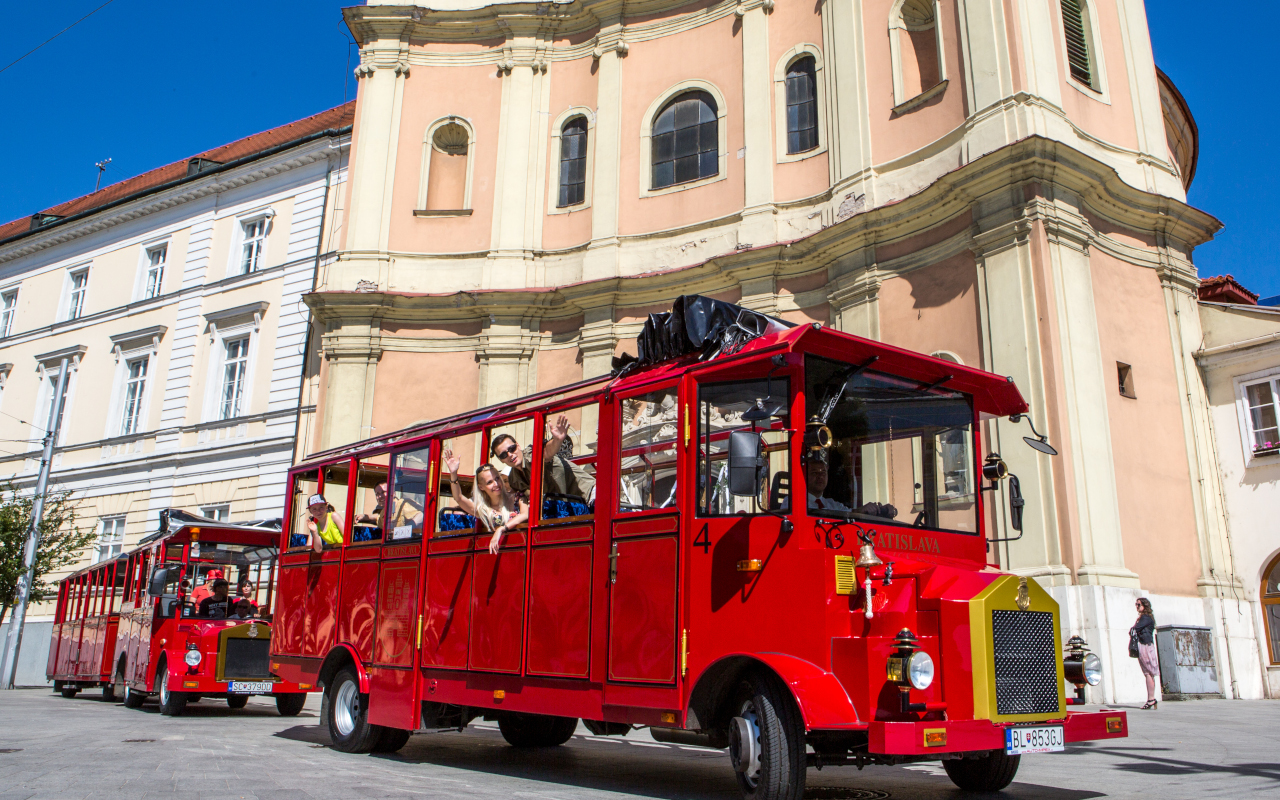 Diviértete paseando por las calles del centro en este tour por el Castillo de Bratislava.