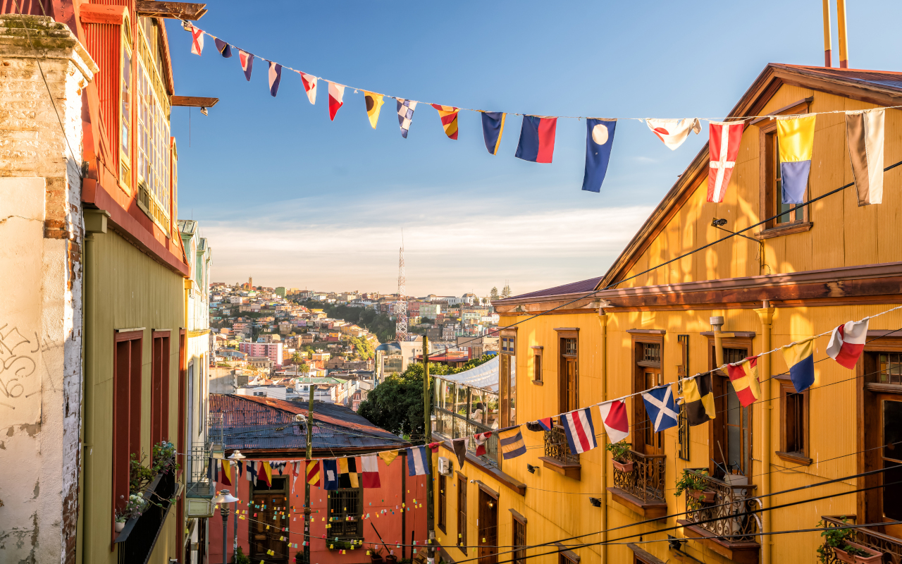 Banderas y edificios coloridos en la ciudad de Valparaíso, decalrada Patrimonio de la Humanidad.
