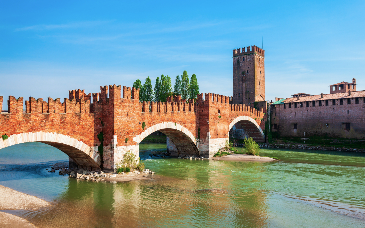 Vista del Ponte Scaligero, por el que cruzaremos en este tour a pie por Verona imprescindible.