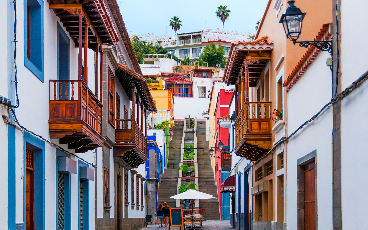 La Villa de Teror en la isla de Gran Canaria es ejemplo de la arquitectura e historia canaria, como demuestran sus típicos balcones.
