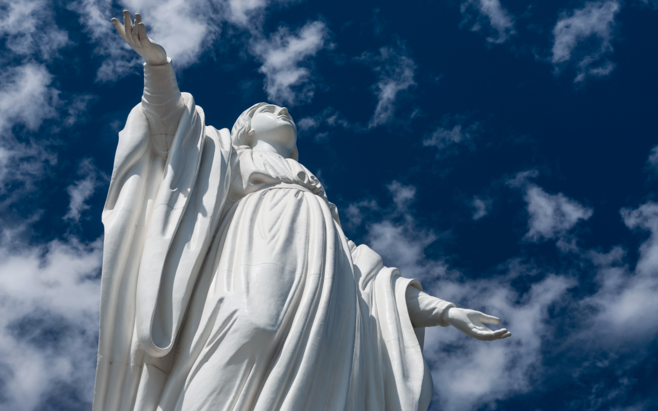 La estatua de la Virgen María te espera en lo alto de la colina.