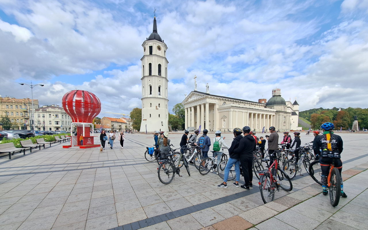 El tour en bici por Vilna pasa por la Catedral de la capital lituana.
