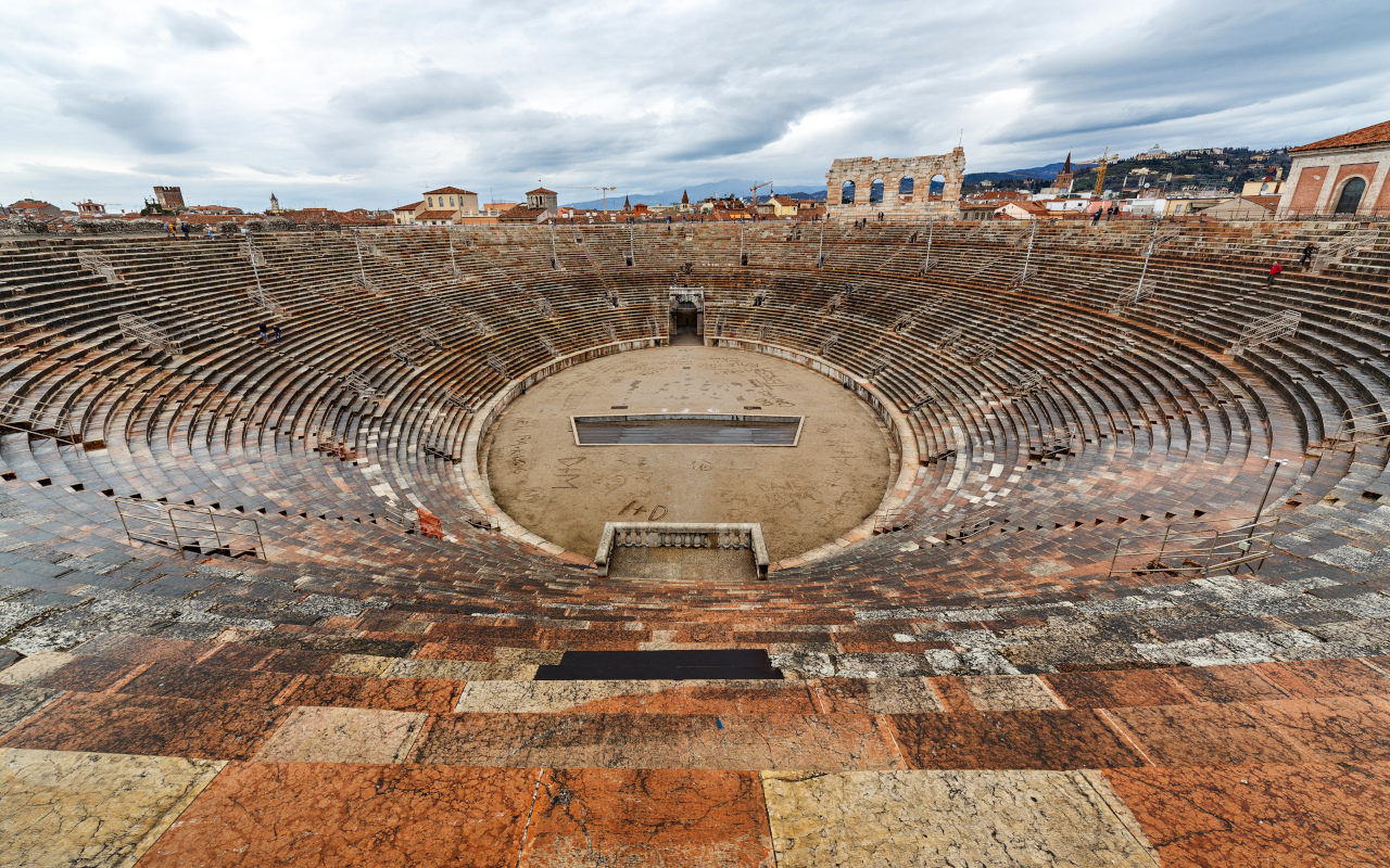 Interior del Arena de Verona, al que accederás sin tener que esperar colas.