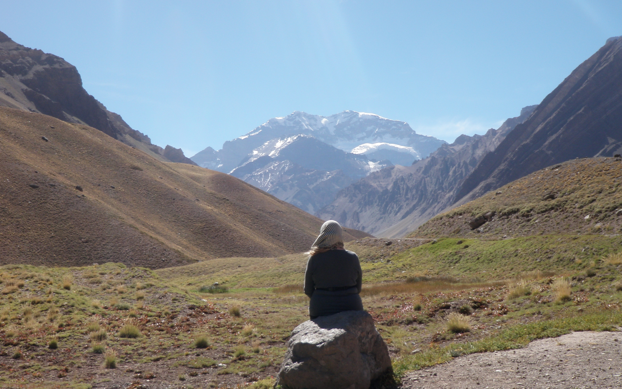 Mujer senderista observa las vistas en el Parque Aconcagua, en la excursión desde Santiago de Chile.