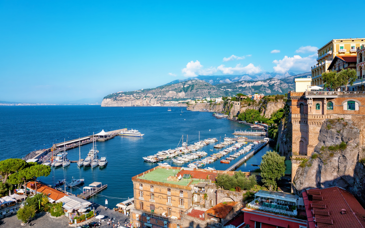 Vistas del golfo de Nápoles desde Sorrento, una localidad famosa en la costa italiana.
