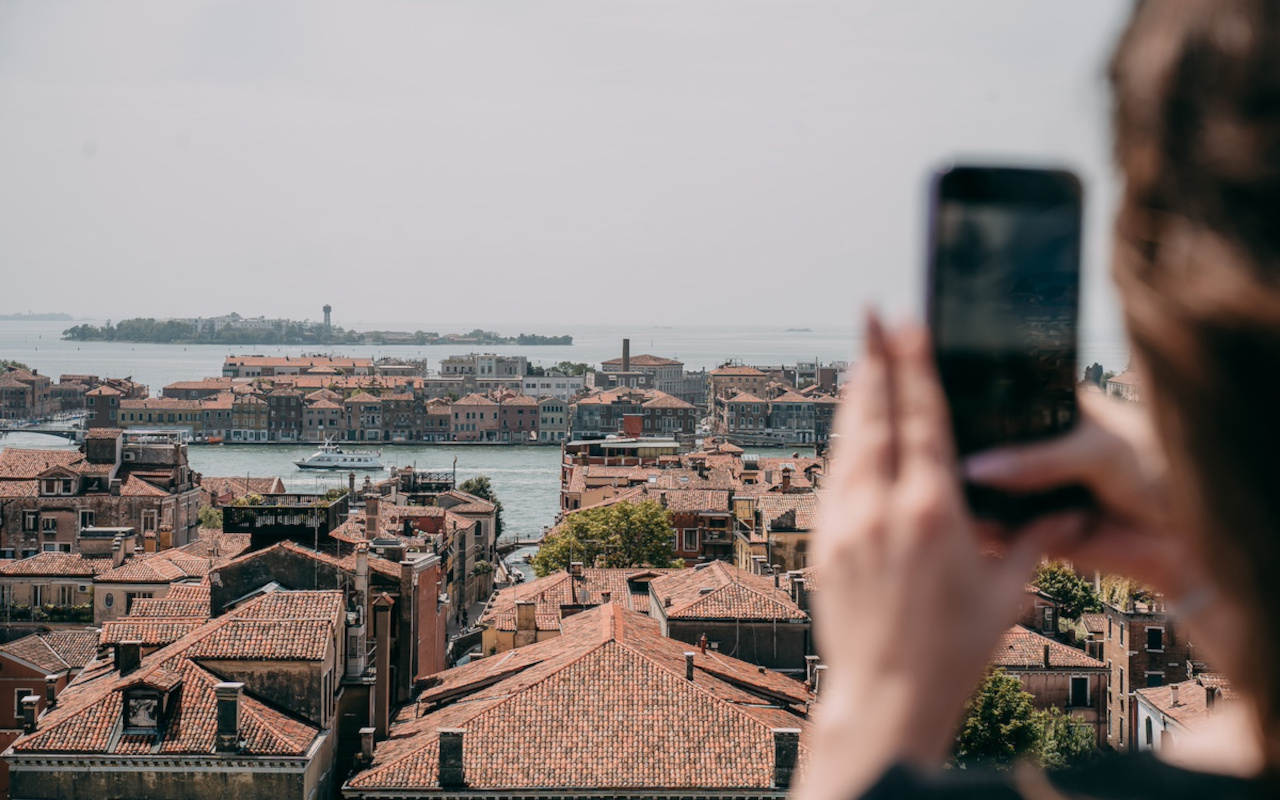 Vista desde las alturas en uno de los tejados de Venecia.