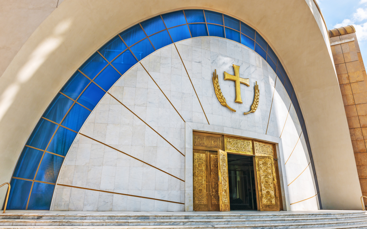 Fachada de la Catedral Ortodoxa de la Resurrección de Cristo, un original lugar sagrado.