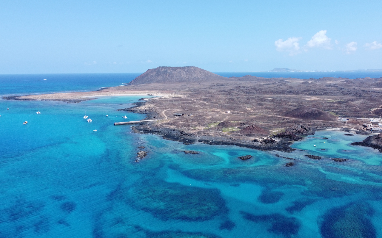 La Isla de Lobos es famosa por sus aguas azules, perfectas para descubrir el fondo marino.
