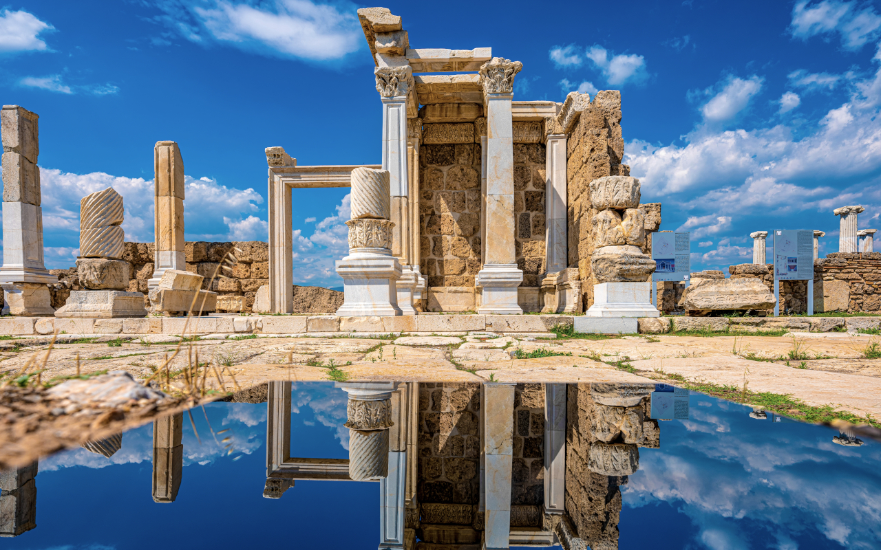 Ruinas reflejadas en el agua de la antigua ciudad de Laodicea.