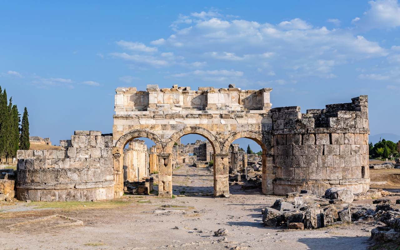 En esta excursión a Pamukkale podrás visitar las antiguas puertas de Hierapolis.