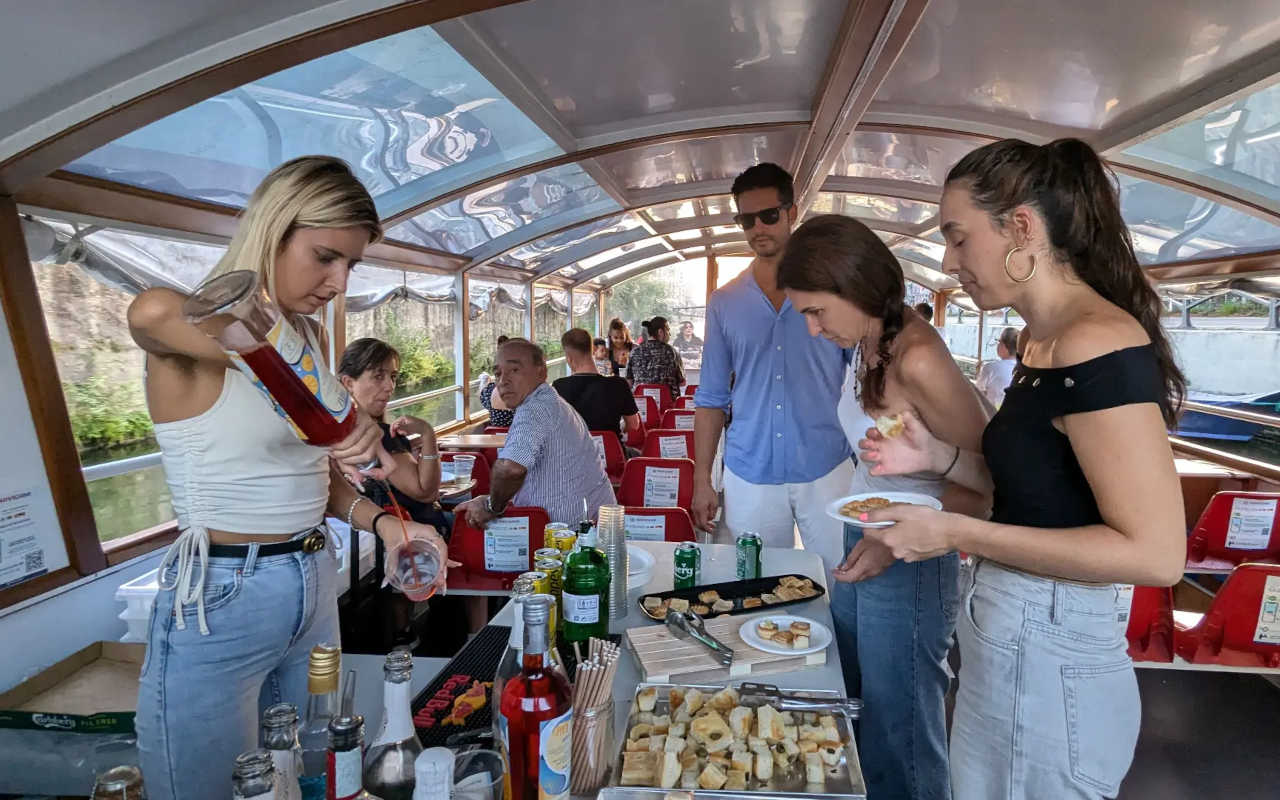 Aperitivos y bebidas de las que podrás disfrutar a bordo del barco.