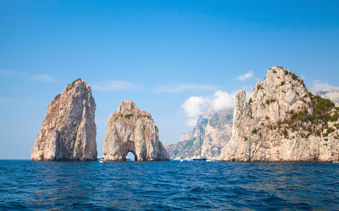 Paisajes que verás desde el barco que te lleva de Nápoles a Capri en esta excursión en barco.