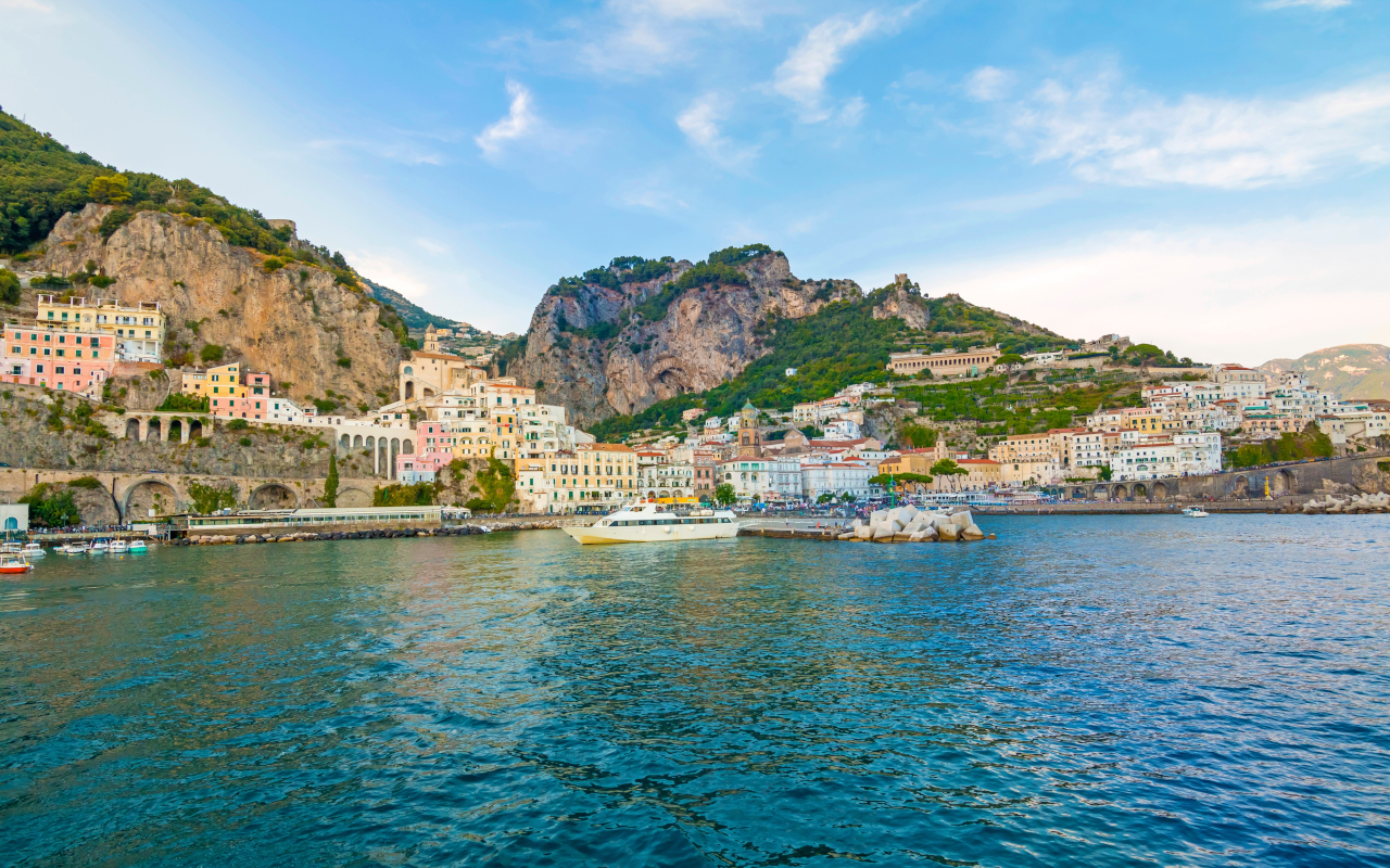 Panorámica de Capri y Anacapri desde el barco, con la Marina y los Jardines de Augusto al fondo.