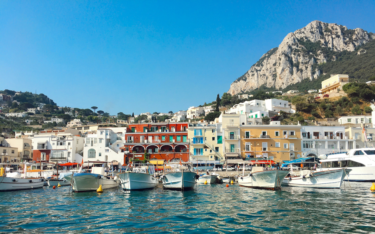 Bahía de la isla de Capri con embarcaciones, la postal típica de cualquier excursión a Capri.