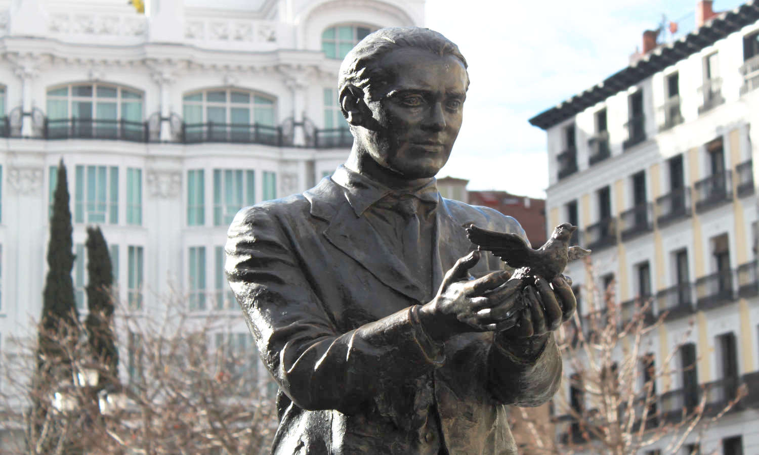 La presencia de la estatua de Federico García Lorca subraya la conexión del barrio con la literatura y las artes.