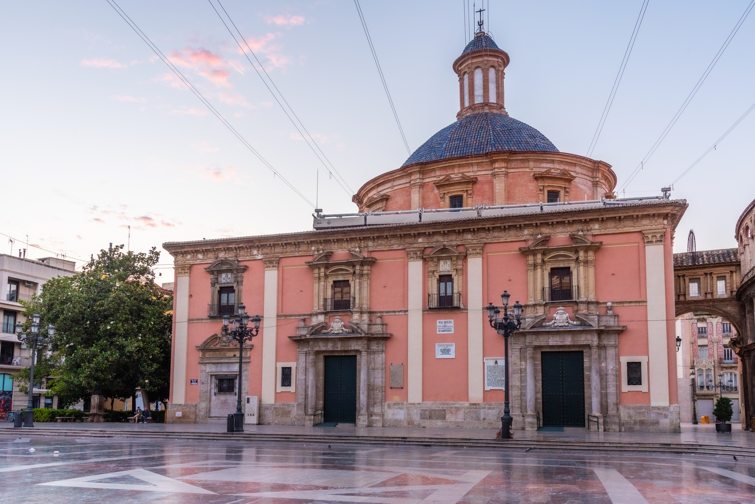 Recorre las calles imprescindibles de la ciudad junto al guía local y descubre los edificios más importantes.