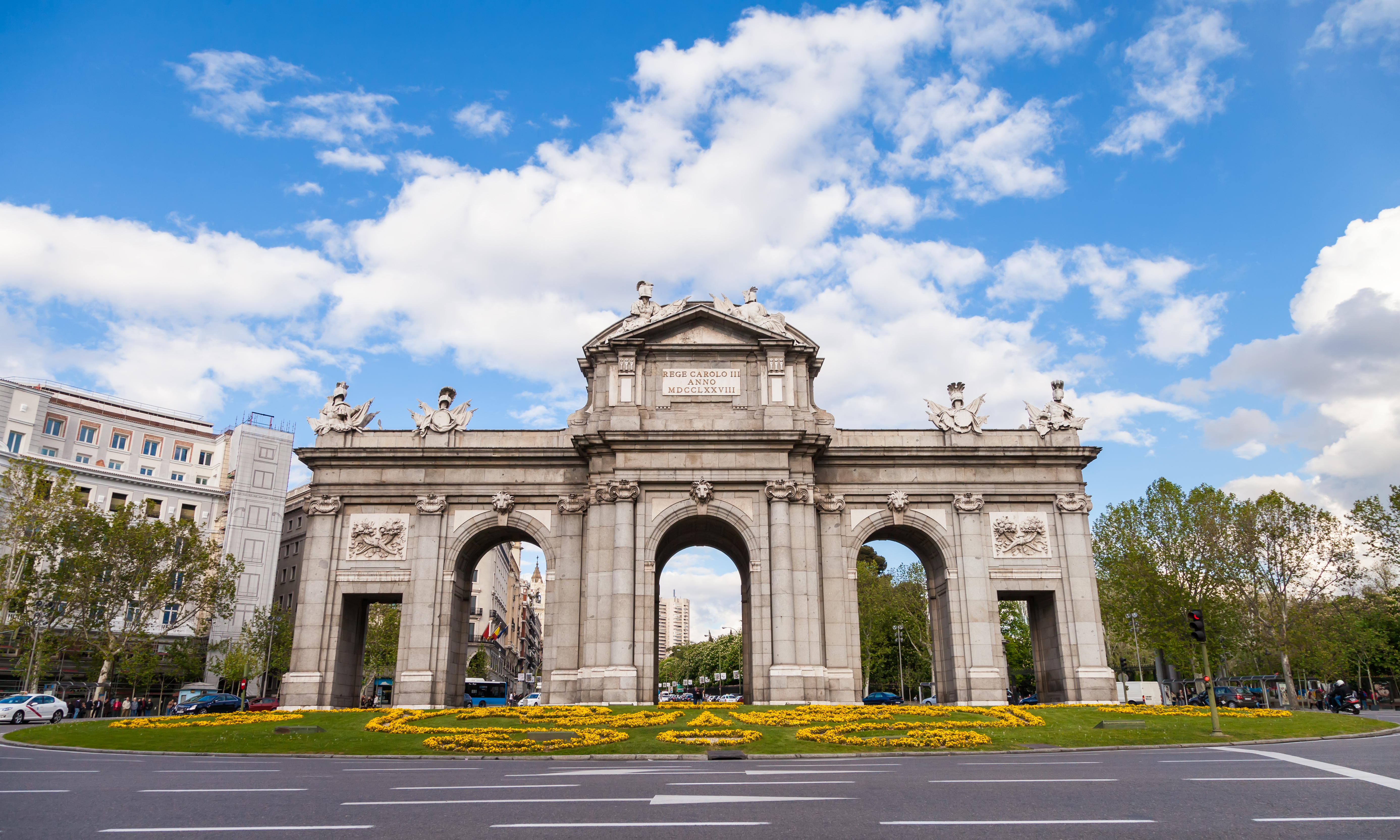 La Puerta de Alcalá, diseñada por el arquitecto Francesco Sabatini, es un ejemplo destacado de arquitectura neoclásica. 