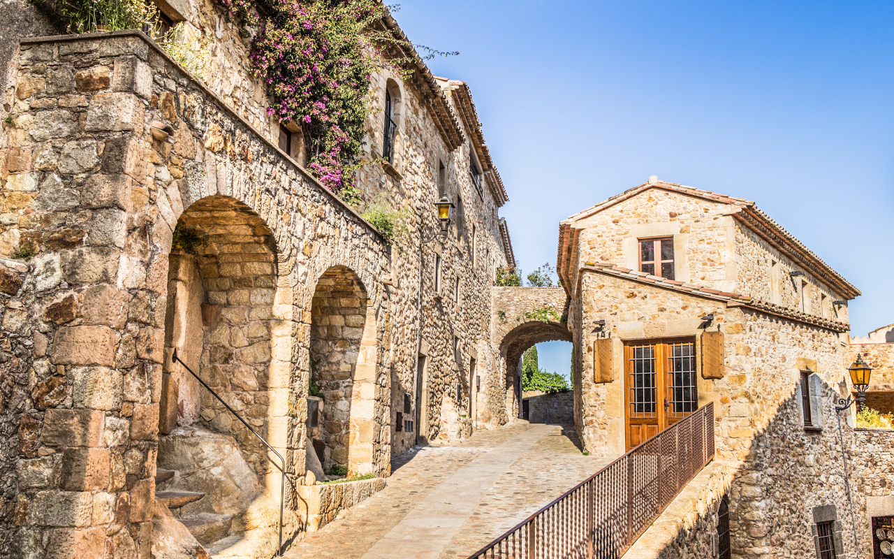 Calles del pueblo de Palls, uno de los más visitados en la Costa Brava.