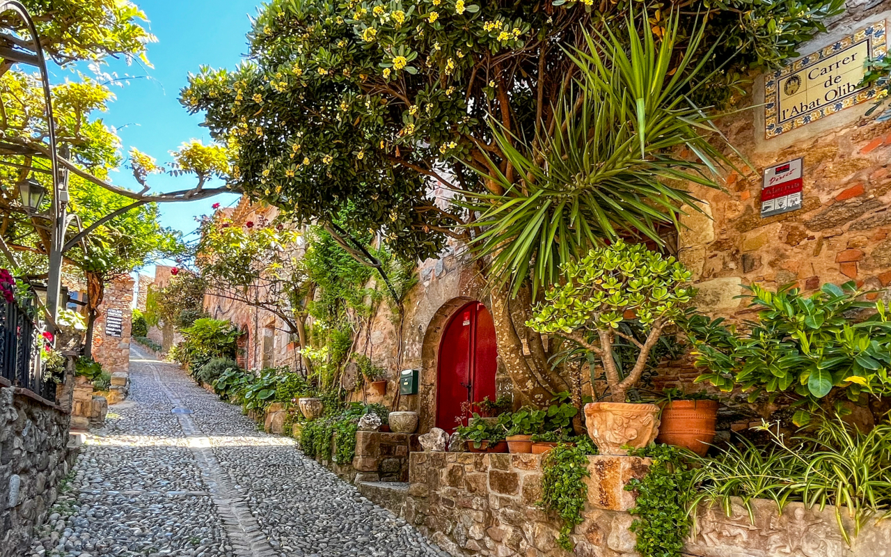 Calles tradicionales y empedradas de Tossa de Mar, que verás en un tour guiado durante esta excursión desde Barcelona.