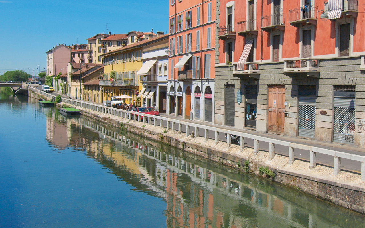 Paisaje del canal de Naviglio, uno de los atractivos turísticos más importantes de Milán.