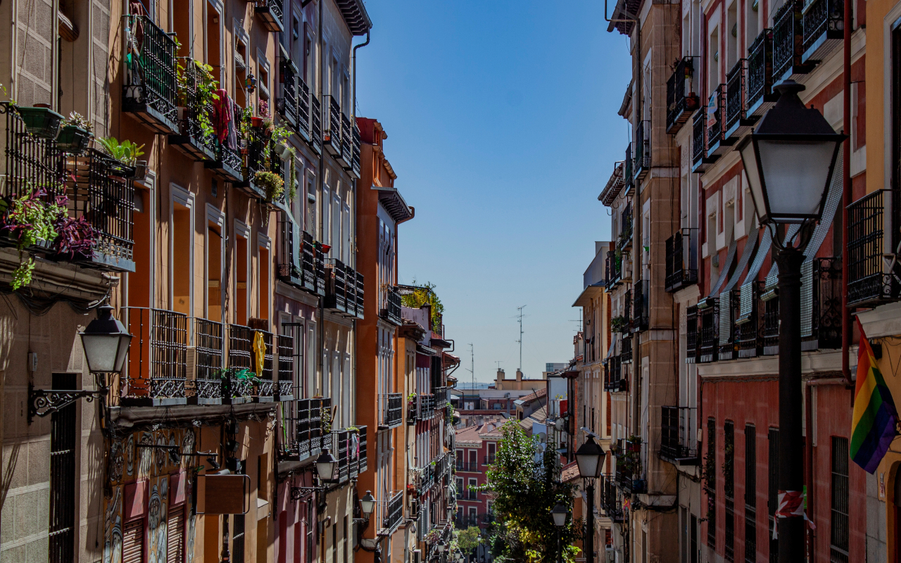 Edificios del barrio de Lavapies, uno de los barrios por los que pasa este free tour.