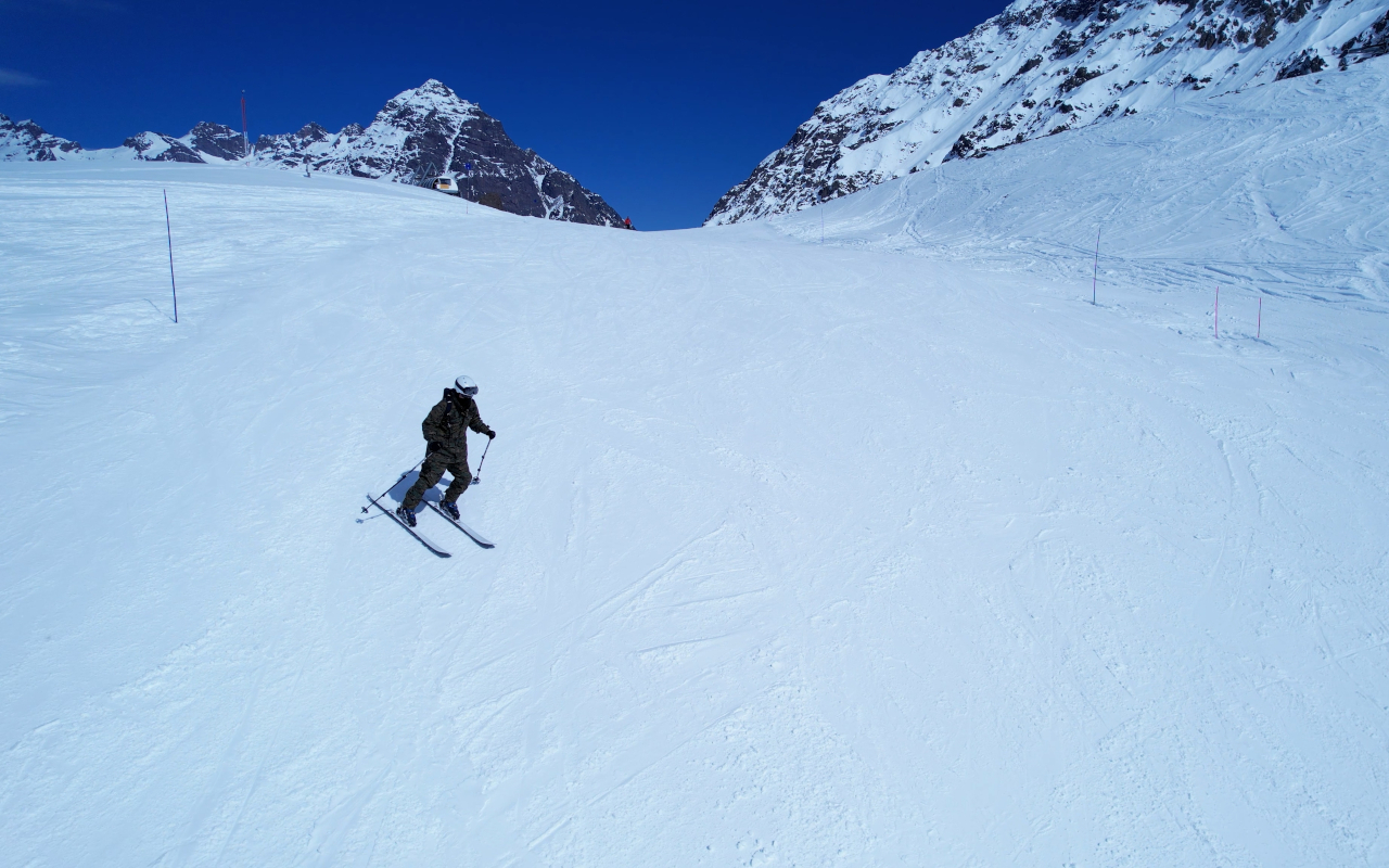 Puede que veas esquiadores en el centro de esquí, incluso cuando la laguna está helada puedes verlos esquiar sobre ella.