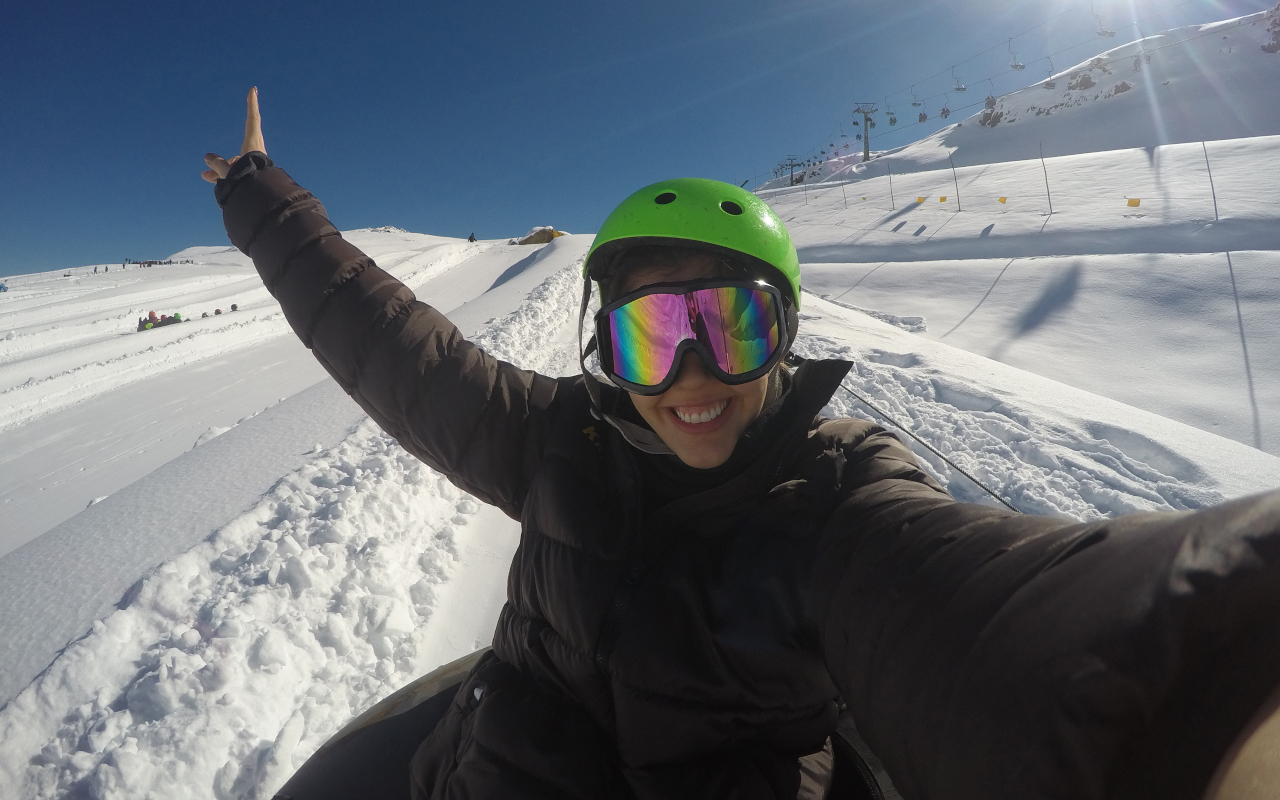 Chica divirtiéndose en la nieve, en una de las estaciones de Santiago de Chile.