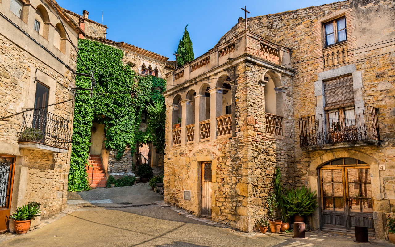 Peratallada, con calles y casa empedradas, es otro pueblo esencial en esta excursión por la Costa Brava.