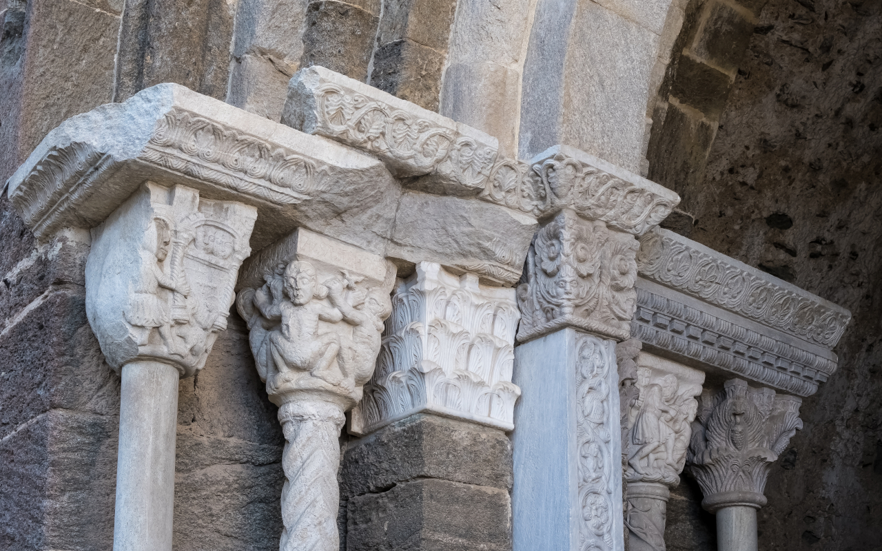 Detalle arquitectónico de este complejo religiosa, situado en el en el monte Pirchiriano.