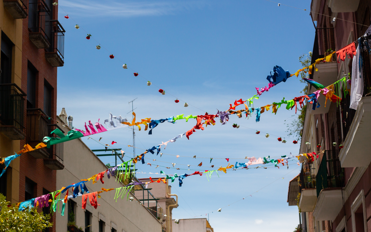 Edificio con banderas en Lavapies para celebrar las fiestas locales.