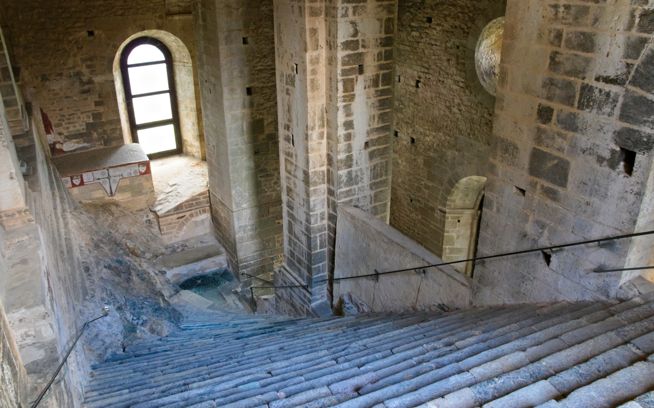 Escaleras de bajada a la abadía de San Michele.