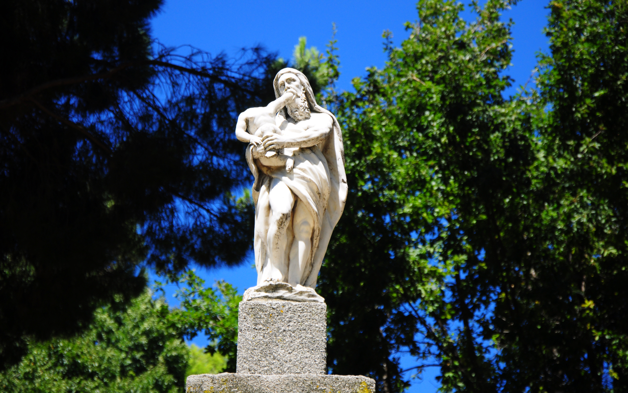 Estatua del parque del Capricho, una de las muestras artísticas del recorrido.